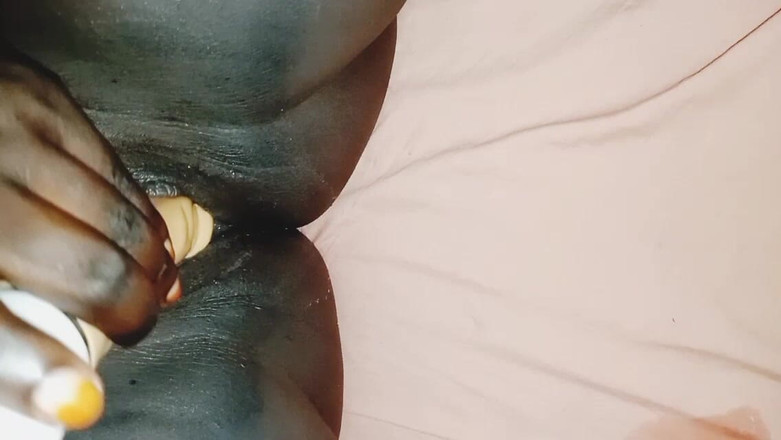 Me and my new slut: Ebenová s velkým zadkem masturbuje s robertkem, velký černý péro kolem