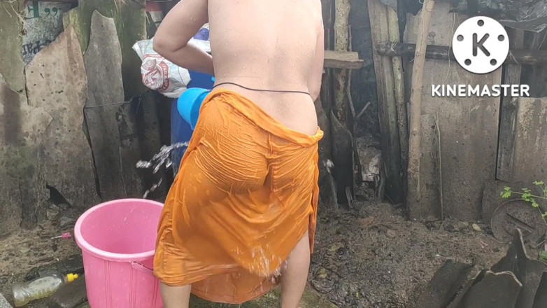 Anita yadav: Anita Yadav bathing in indian style