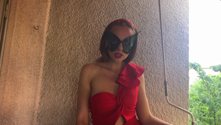 Petit Papillon Noir: O gagică elegantă ia o muie riscantă pe balcon