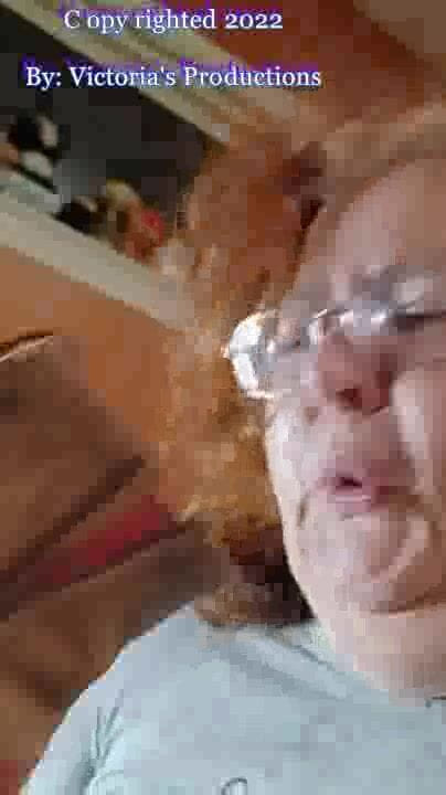 BBW nurse Vicki adventures with friends: बगीचे में कड़ी मेहनत करने के बाद मेरे बदबूदार पसीने से तर जूते सूंघो!