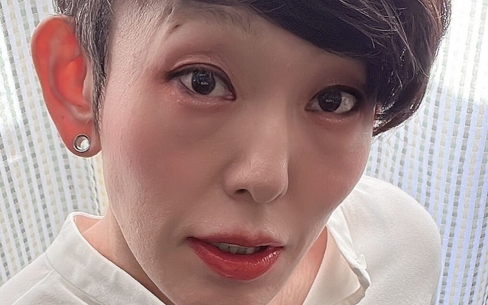 Serina SissyBitch: 일본 크로스드레서