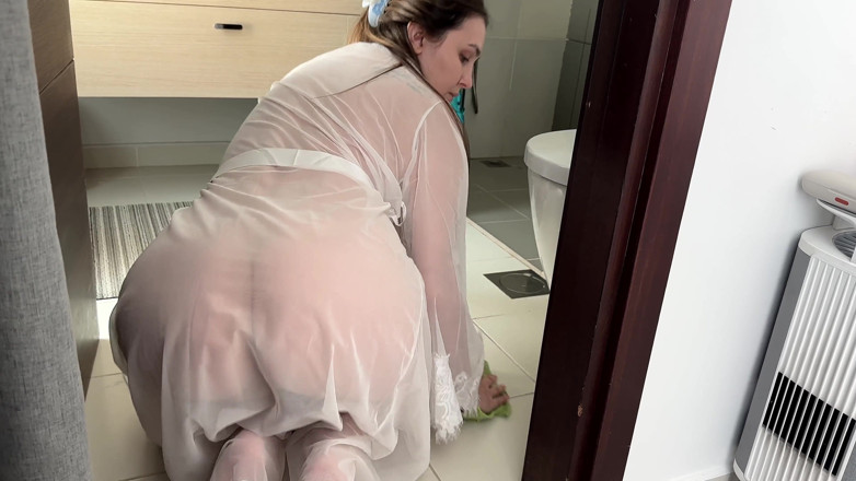 Alina Rai: Madrastra limpia el baño con su vestido puro. Despacio