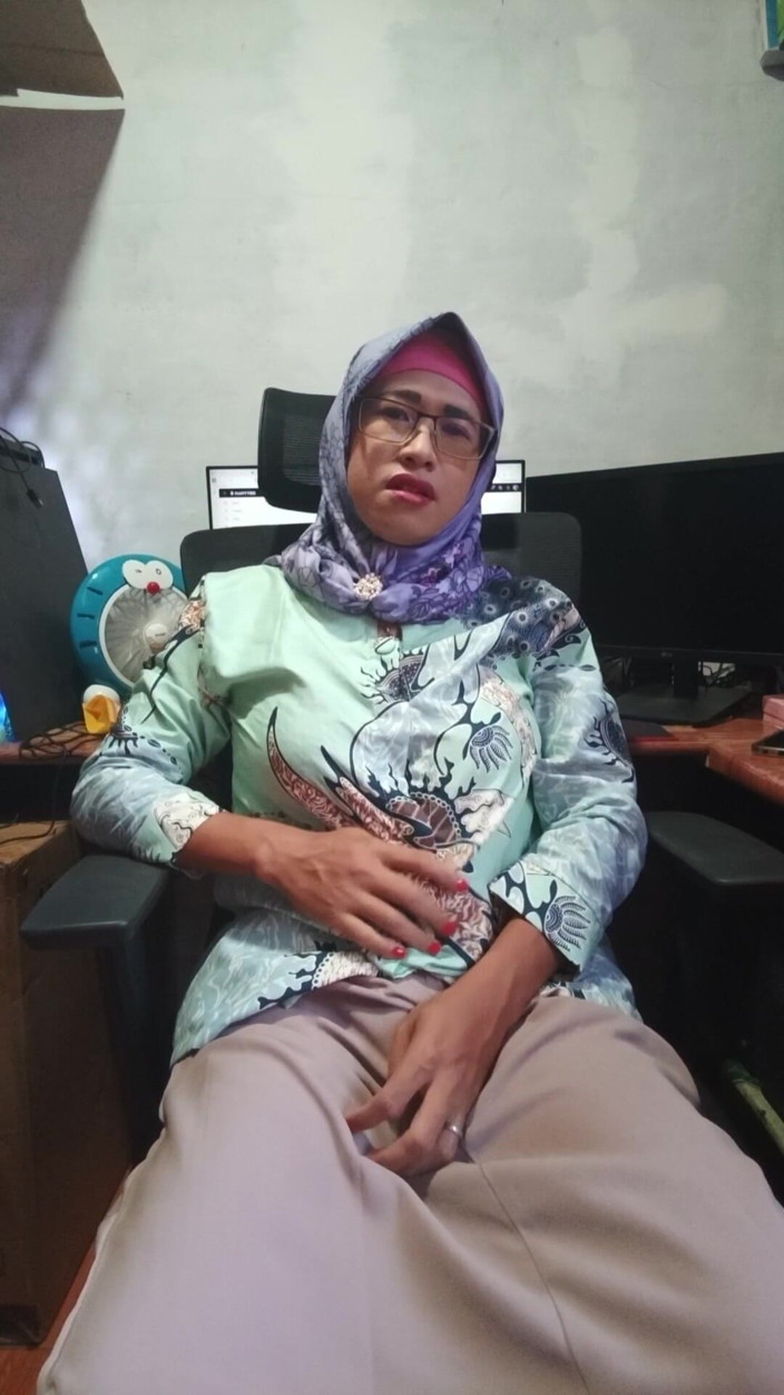 Mitha Zhe: Stunning Big Tits Hijab Shemale Masturbate