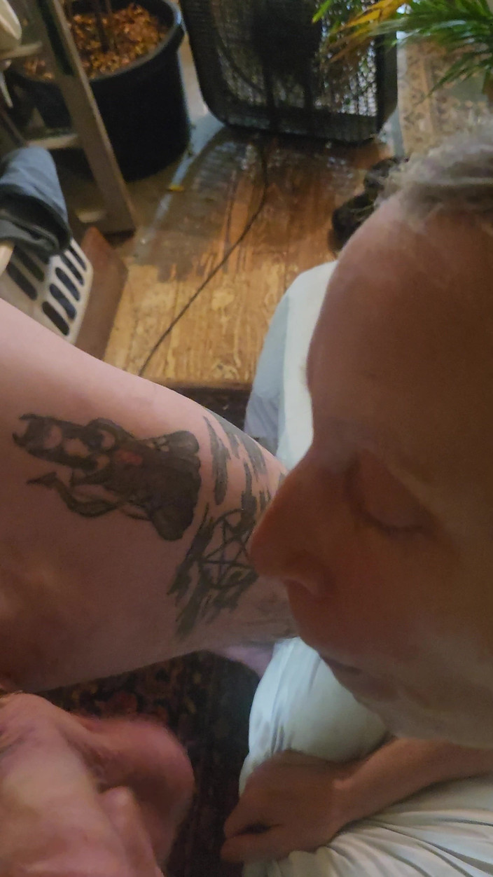 Goode Girl: 딜도를 타고 남편의 자지와 공을 빨아주는 구드 소녀