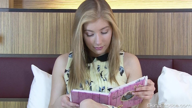 Skinz Erotica: उत्तेजित लातवियाई कमसिन हस्तमैथुन कर रही है