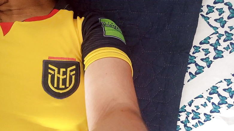 PATY PATY: 義理の娘は、サッカーに出かける前に、ジューシーなオマンコと巨乳をオーガズムに達するまで自慰行為してウォーミングアップします