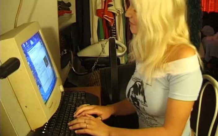 Teen gets fucked: Моя зведена сестра Ірена, натуральна блондинка з поголеною пиздою, зробила порно прослуховування