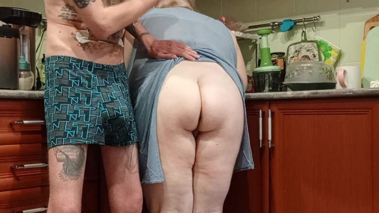 Zona901: 隣人のお尻を叩き、口の中で犯され、マンコと口の中にザーメンを犯した