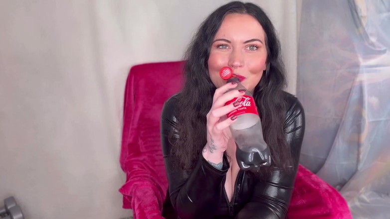 MissFFW: Bayan ffw bir şişe kolanın ve geğirmenin tadını çıkarıyor