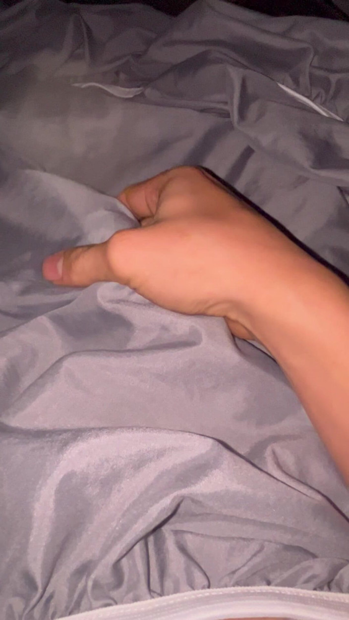 Quan Vietnam 18: Mladá asijská boymasturbate čůráka a stříkání