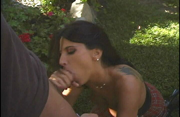 CBD Media: 큰 백인 자지를 나무에 빠는 핫한 갈색 머리 Jaime Fox