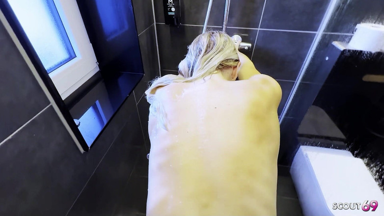 Scout69: Sorellastra magra tedesca con grandi tette beccata nella doccia e...