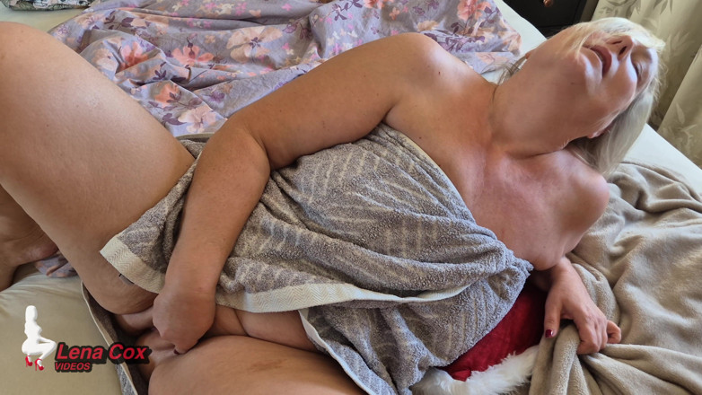 Lena Cox: Ochtend masturbatie in bed