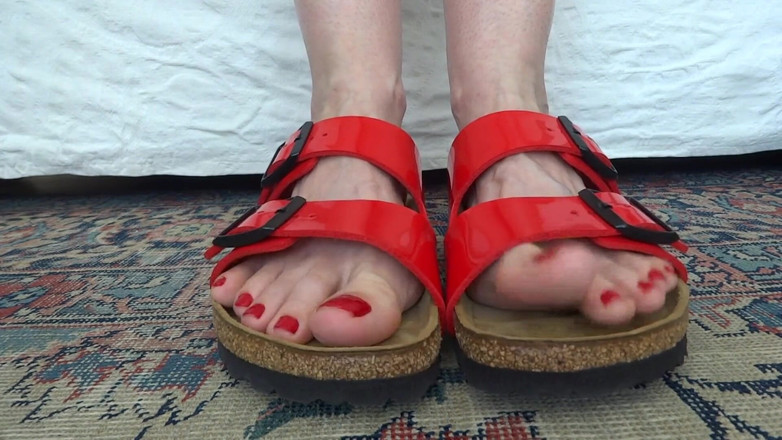 Lady Victoria Valente: つま先フェチ - 赤いパテントレザーでつま先を小刻みに動かす Birkis Birkenstock part 2