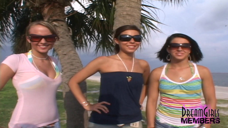 Dream Girls: Drei miezen spielen nackt an einem öffentlichen strand