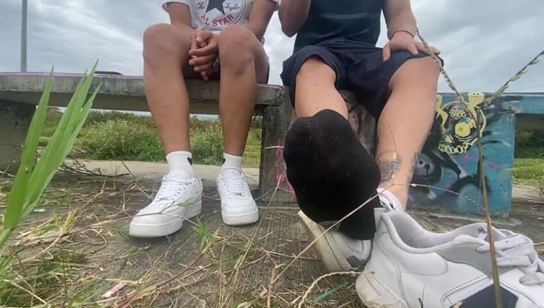 Mr Feet Colombia: Freunde in Kolumbien Gehen Raus, Um Zu Rauchen, Während Sie...