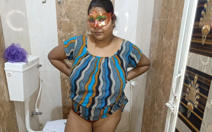 Indianbhabi2: Hermosa sexy mami solo sexo en el baño y meando...