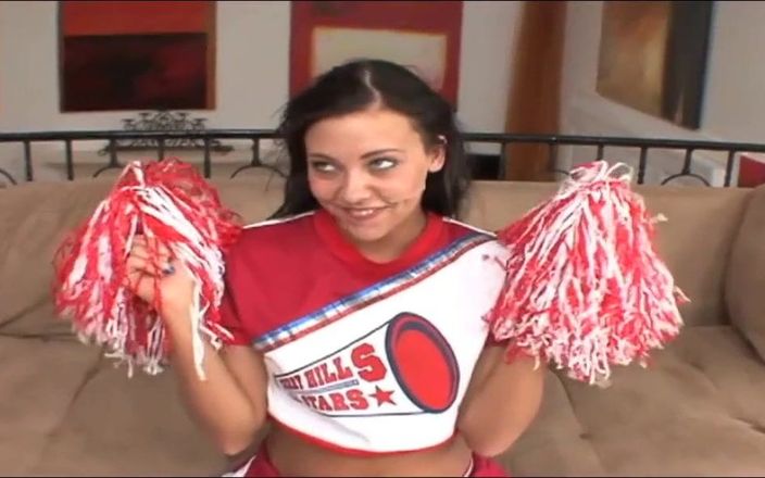 Chica Suicida DVD: Ivy Winters là một hoạt náo viên tuổi teen, người đụ...
