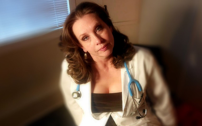Sex Over 50: Full scen! en sexig mogen MILF läkare undersöker en ung...