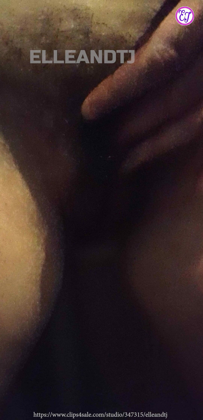 elleandtj: 剛毛熟女が自分自身を手マンする