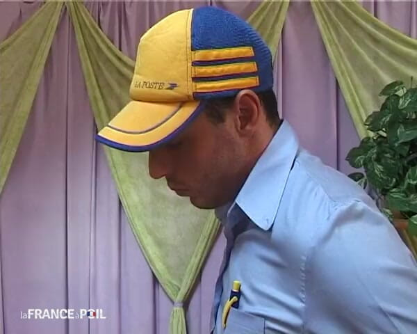 French Gonzo: Eine milchige rothaarige mit milchigen brüsten kauft einen schwanz.