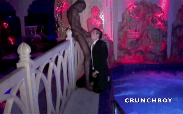 Crunch Boy: Чернокожую шлюшку трахнул рабочий в костюме, классе и общем бассейне