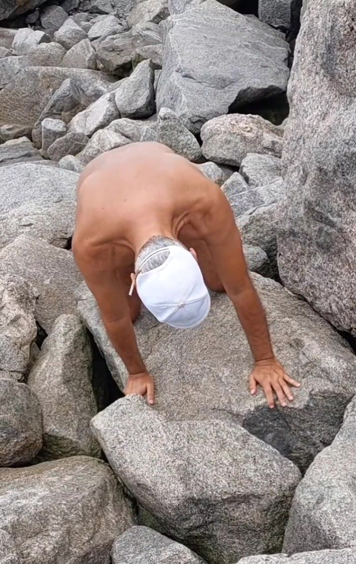 Ladysilvas: Ladysilva telanjang di pamer pantat kecokelatannya dengan garis kecokelatan