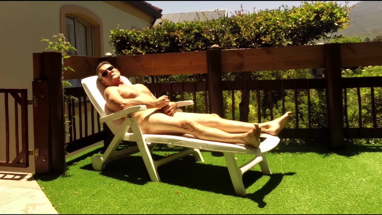 Hunggaystudza: デッキで裸で日光浴をする