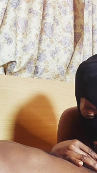 彼女が彼の大きな黒いコックにしゃぶりつきながら彼女の口に射精