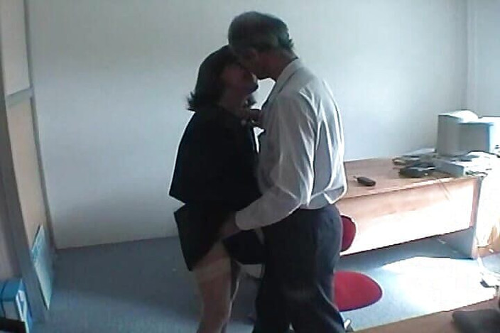 Planete Francaise: Franse oma drinkt sperma na hete neukpartij