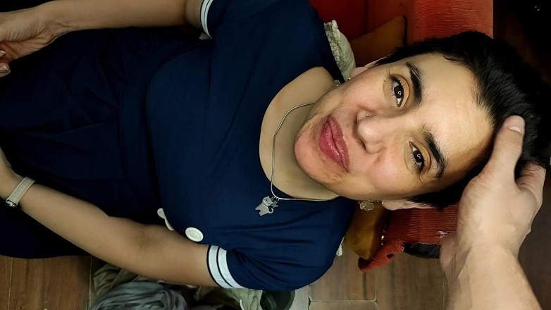TheArtOfCum: Kilat! Cewek sange ini nyepong kontol di sofa sampai dicrot...
