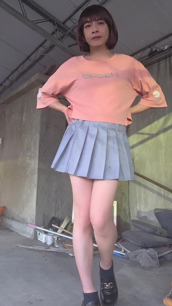 Taiwancdgirl: Плісирована спідниця в парі з білою нижньою білизною та анальною пробкою, вставленою на терасу