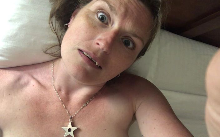 MistressWriggler: Mamă sexy britanică este super încântată de întâlnirea cu o super-muie în Las...