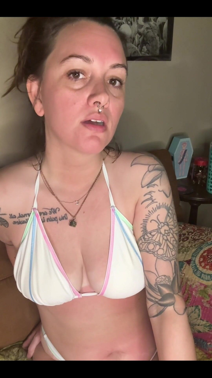 Chery Trees: Chery Trees palenie w bikini