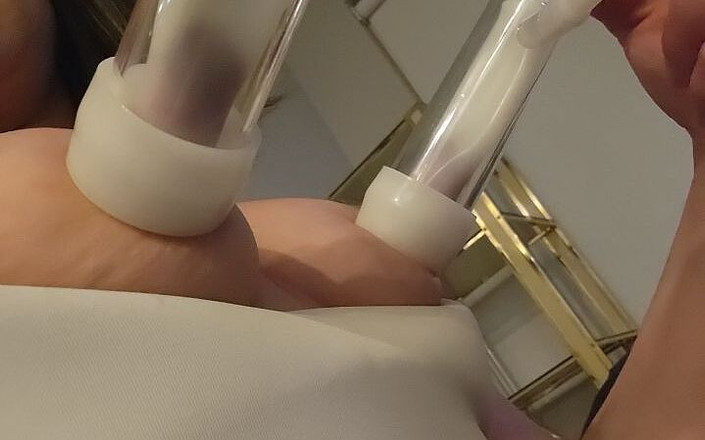 Lily lickss: 巨大的浮肿泵乳头厚而长