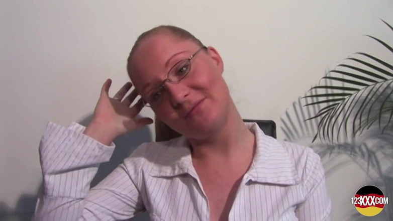 123XXX - 100% Amateurs: Rubia de culo gordo de Alemania rociando sus tetas