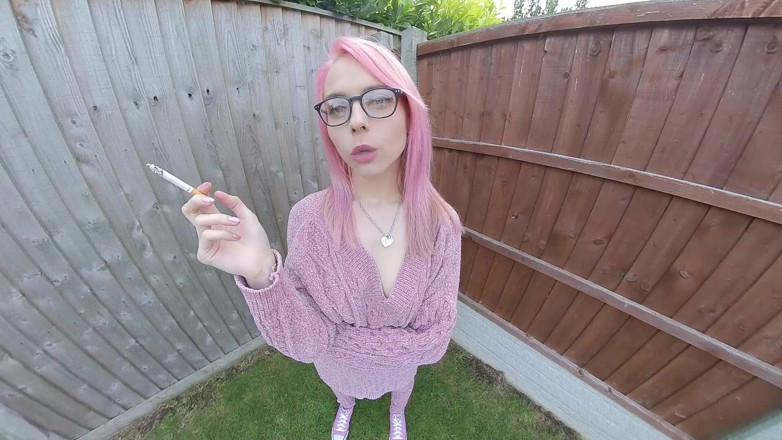 VR smokers HD-2D Videos Only: Chloe Toy - курить у своєму саду
