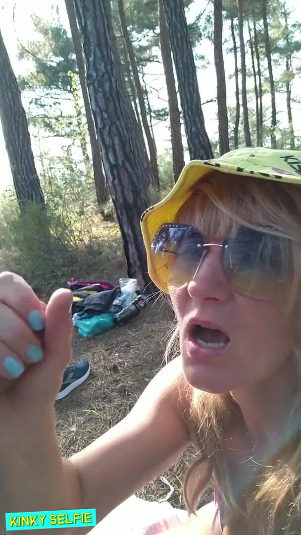 Sasha Bikeyeva: Selfie pervers - baise rapide dans la forêt. Pipe, léchage de...