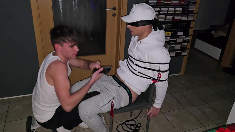 boyzxy212: Blowjob gay terikat