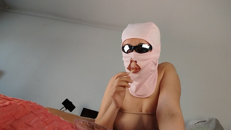 Amateur_MS: 性感顽皮的妻子试穿她剪的衣服。