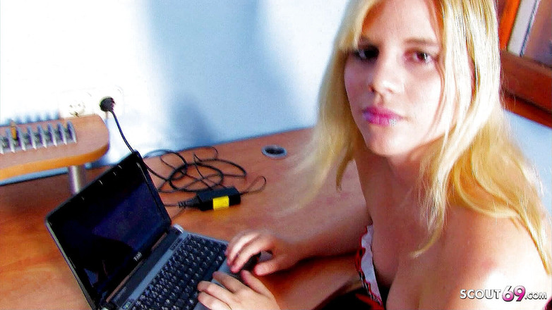 Full porn collection: Юную блондинку Lillian трахнул в задницу отчим, и подруга снимает это на видео