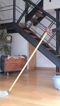Șeful meu mă face să-i curăț penthouse-ul în tocuri înalte