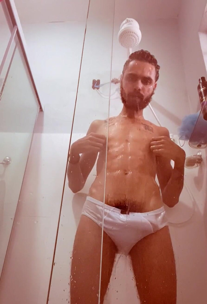 arabeputo: В эту жару нет ничего лучше, чем принимать душ.