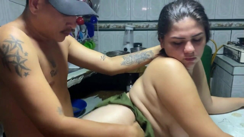 Latin Bang: Mój pierwszy ojczym analny pieprzy moją ciasną dupę Auish Boli