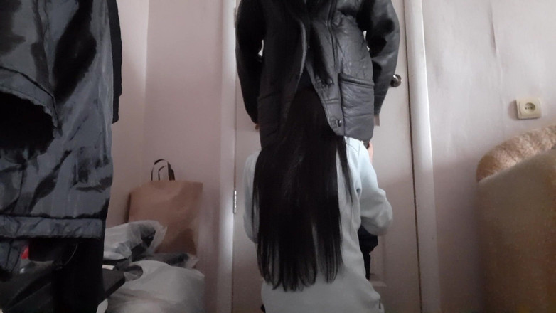 Lesbian-candys: 旦那さんがすでに玄関のドアを開け始めていたので、私はすぐに隣人の口に射精しました