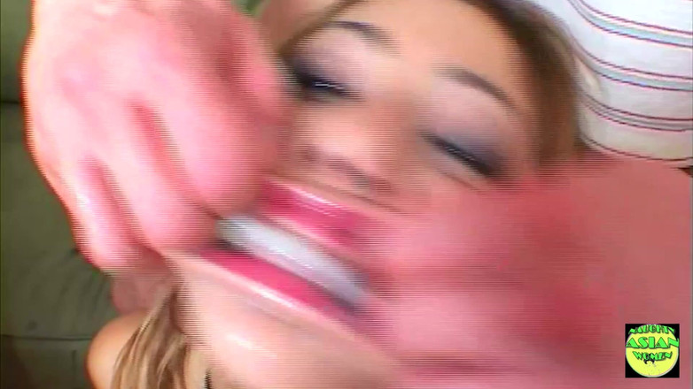 Naughty Asian Women: Rubia asiática Kat Kiss obtiene su culo y su coño...