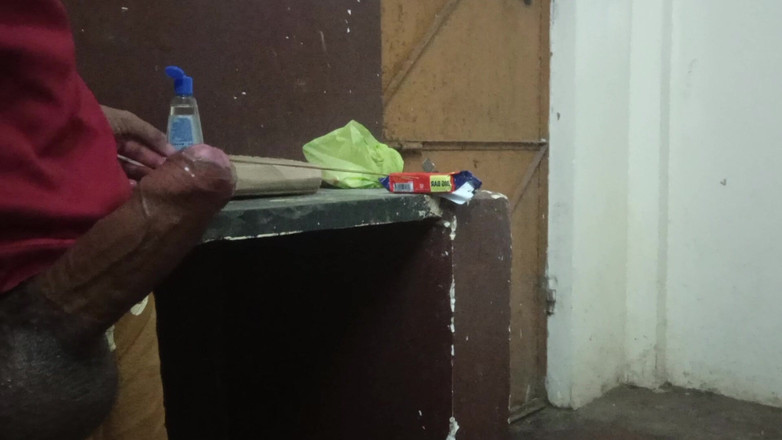 Brijesh 270: Moje žena mě nechává sama doma, ale můj soused mě vždy...