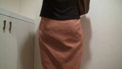 Asiatiques: Si diverte sulle scale mostrando il suo pacchetto