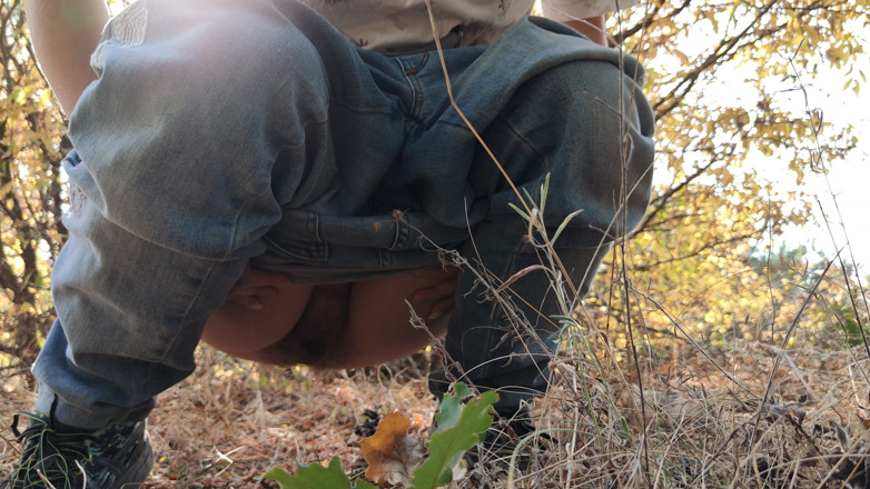 Risky Hairy Couple: Pee in the Forest