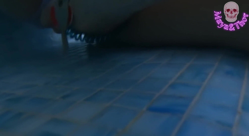 Mayay Thor X: Skutečná dívka v lázních dává křičící podvodní honění nadrženým cizinci